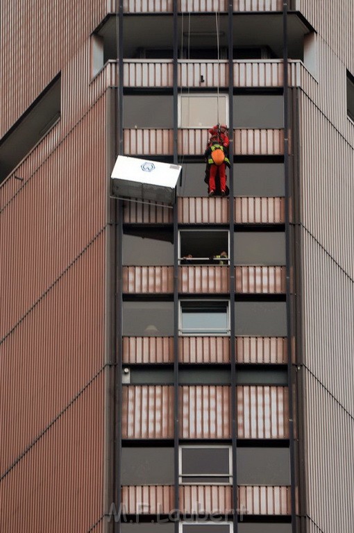 Gondel mit 2 Arbeiter blieb haengen Uni Center Koeln Luxemburgerstr P15.jpg